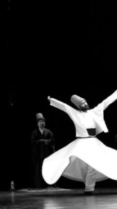 Tasavvuf: Allah'ın Sanatçılarının İlahi Nimetten Faydalanma Bereketi Captivating Sufi dervish performance in Istanbul, showcasing spiritual dance on stage.